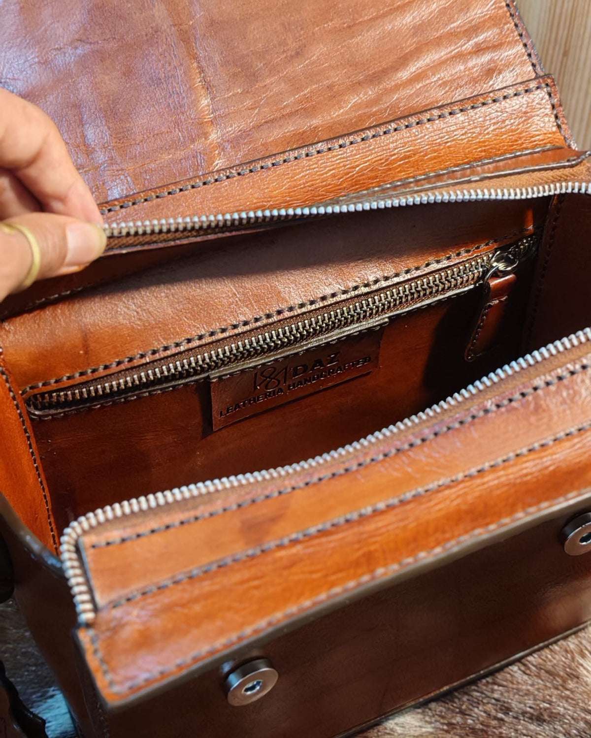 DAZ Heritage Crossbody
