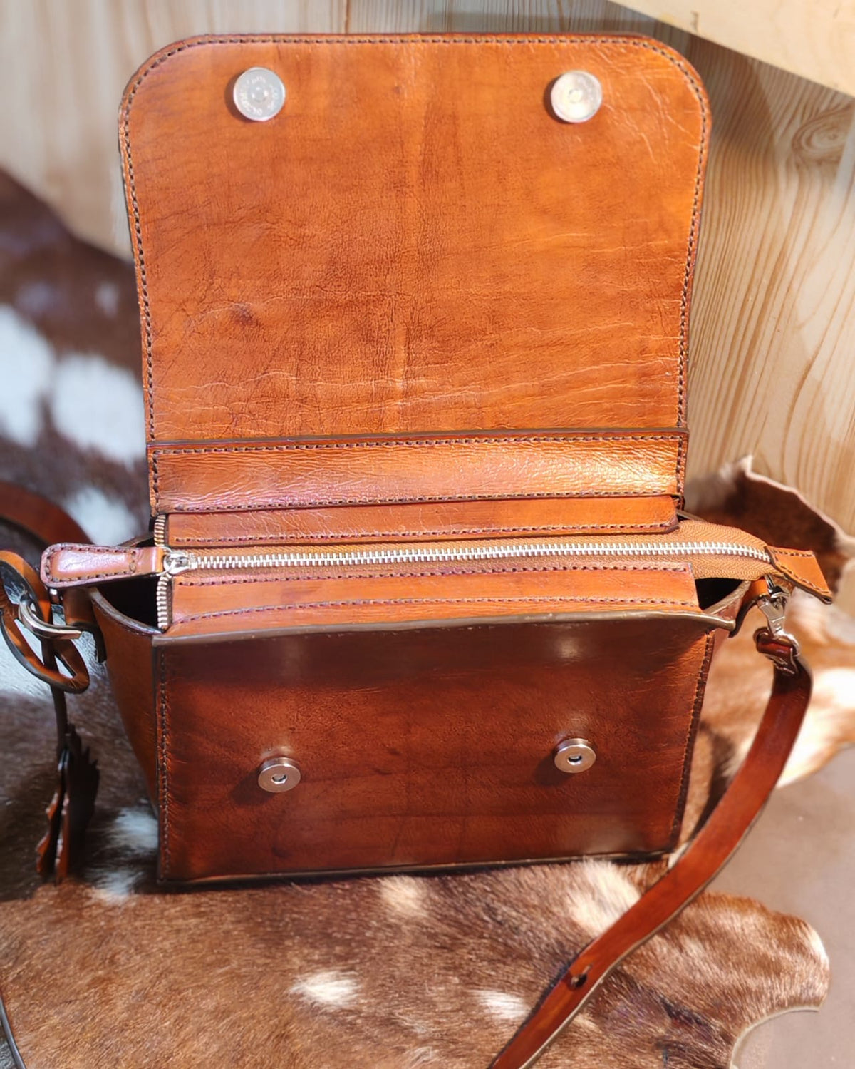 DAZ Heritage Crossbody