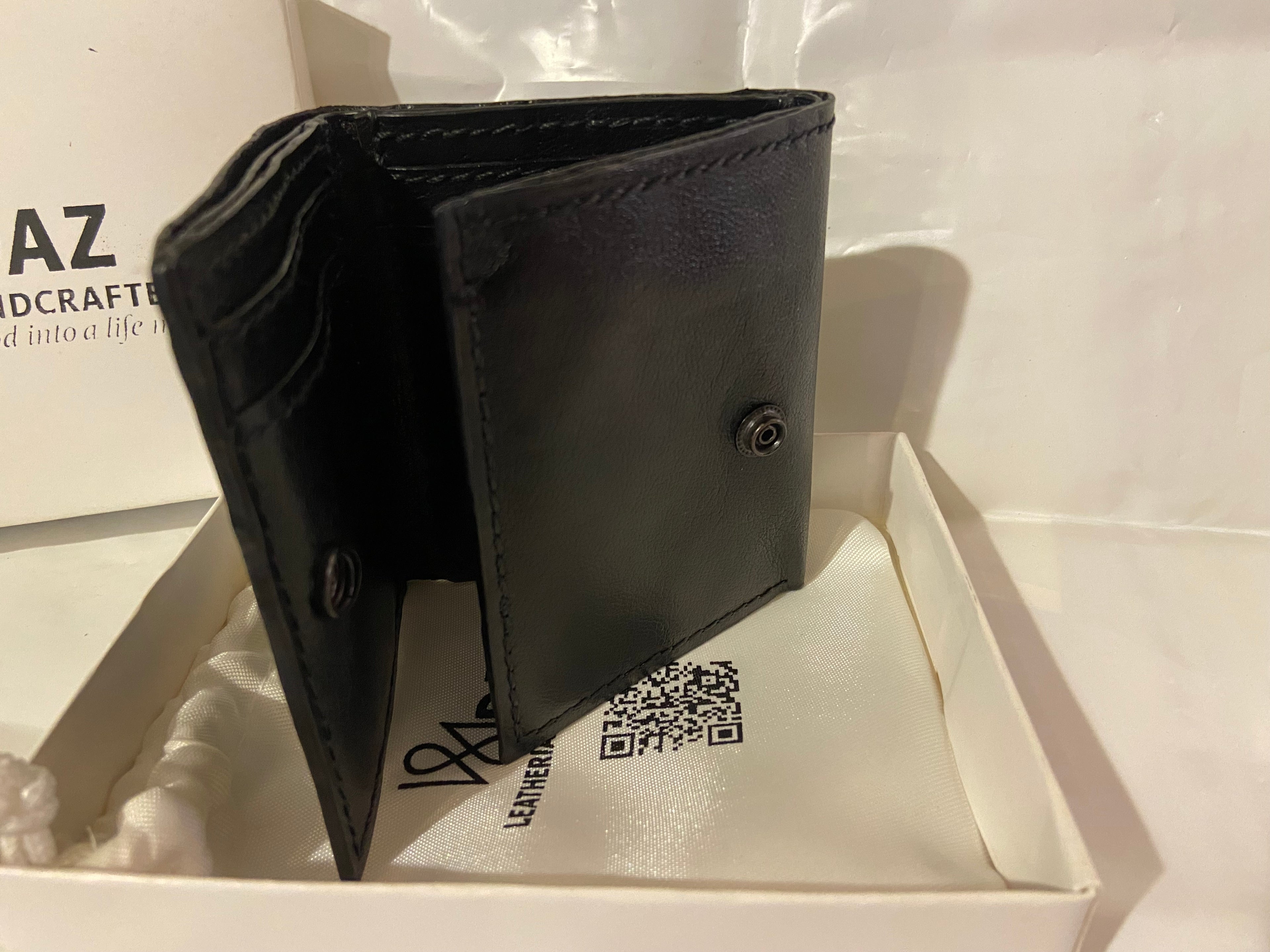 Tri-fold men wallet